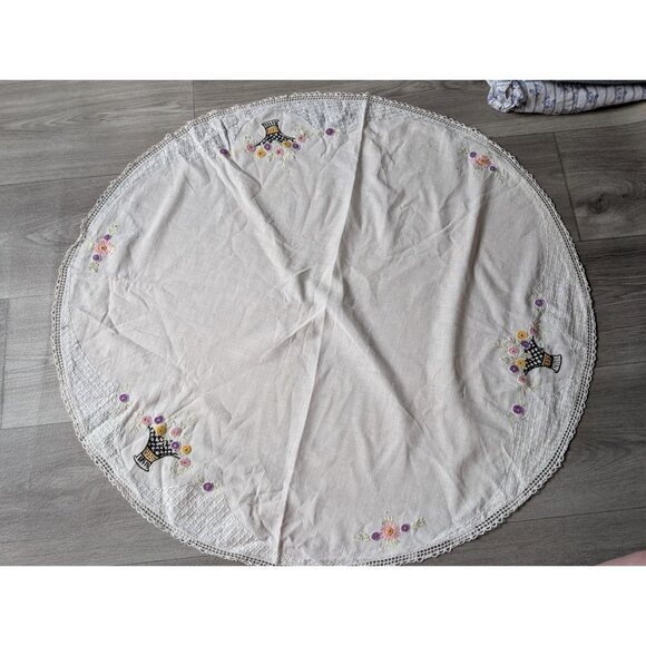 Vintage Embroidered Linen Tablecloth With Floral Basket Design & Lace Trim 30" - Picture 1 of 6